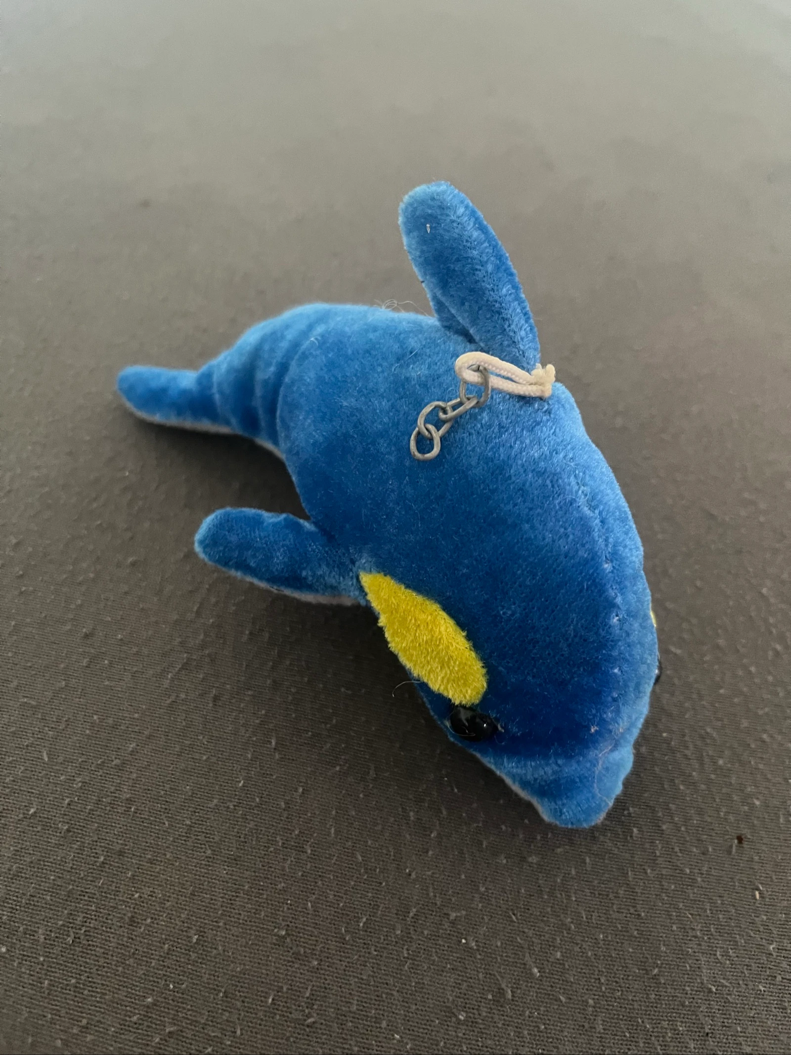 Pequeña Peluche Delfín / Orca Azul y Amarillo con broche – TBE – photo 2